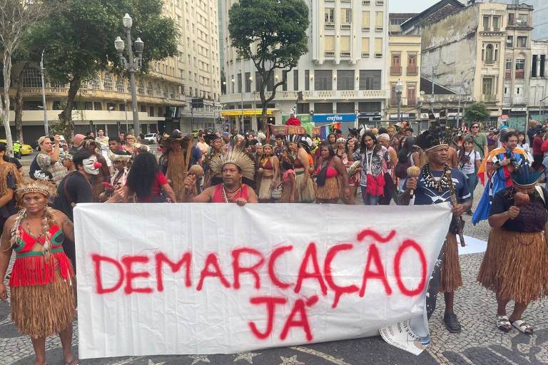 Indígenas participam de proposto no dia 7 de Setembro por demarcação de terra, antes da celebração de chegada do manto tupinambá - (Divulgação/Cito)