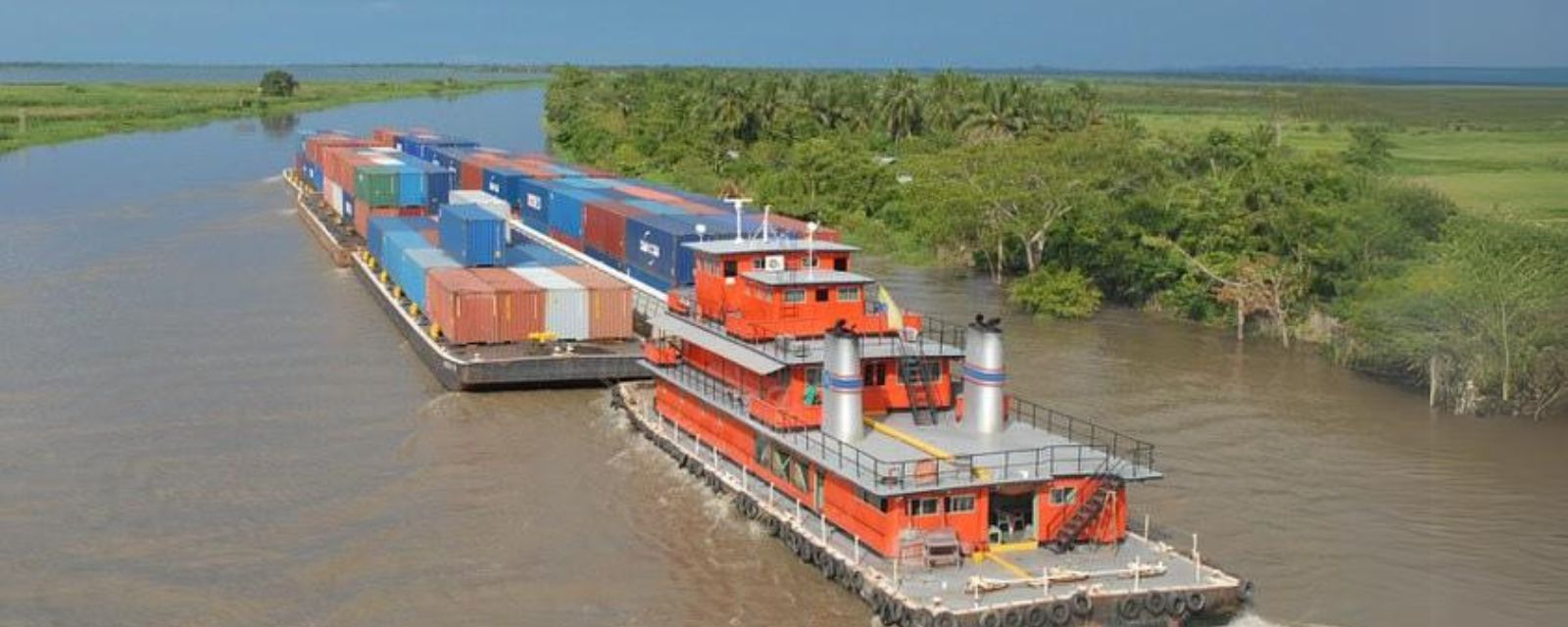 Balsa carregada com containers em rio de água doce (Reprodução/Infra S.A.)