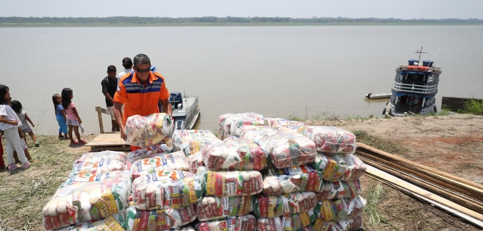 Governo do AM entrega 150 toneladas de alimentos a afetados pela seca