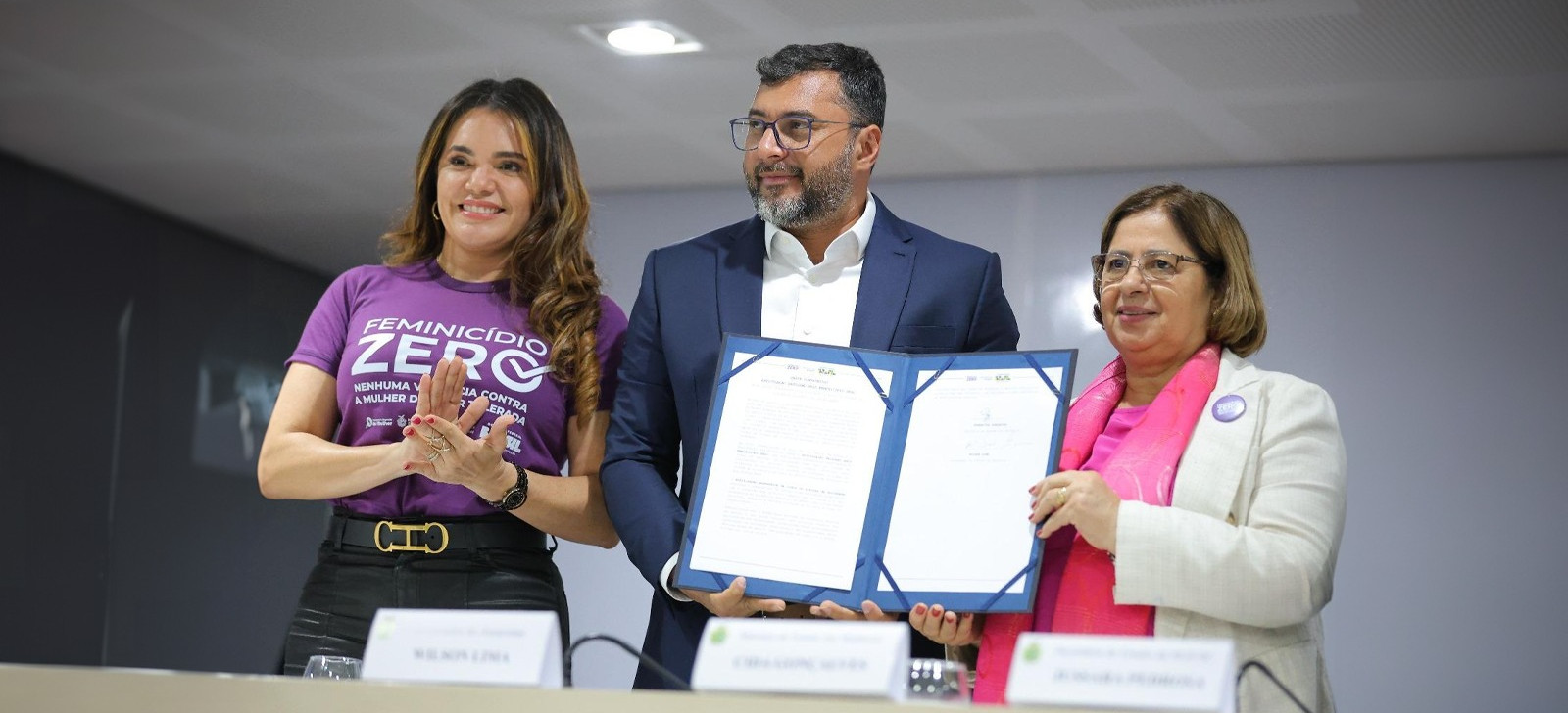 Aparecida Gonçalves e Wilson Lima durante a cerimônia (Alex Pazuello/Secom)