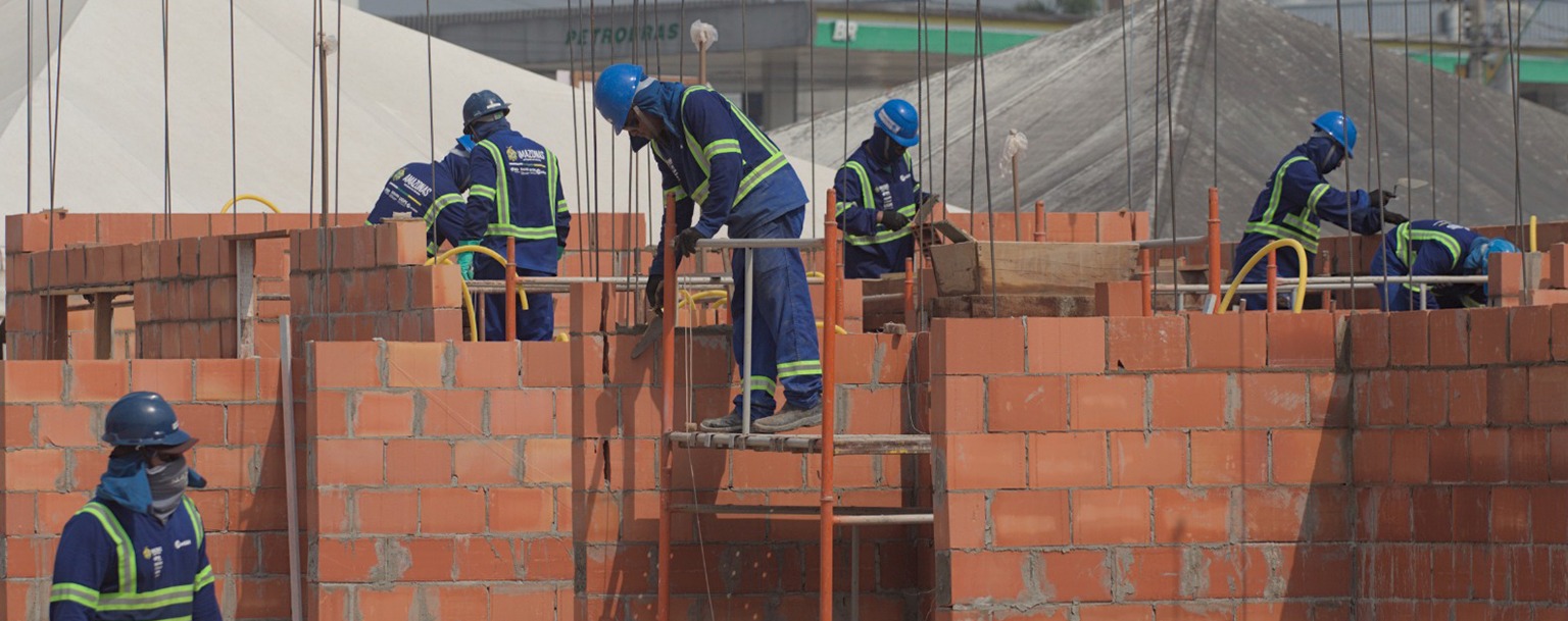 Obras do conjunto habitacional na comunidade da Sharp, na Zona Leste de Manaus (Luiz André/Revista Cenarium)