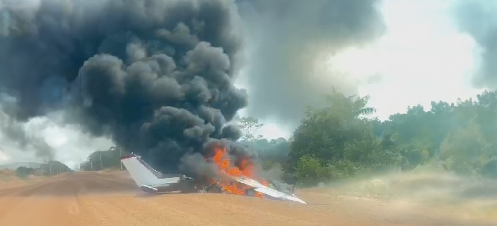 Avião de pequeno porte cai na BR-319 em direção a Manaus