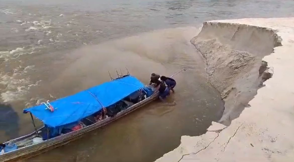 Embarcação de pequeno porte no Rio Curuçá, no Vale do Javari (AM) (Reprodução) 