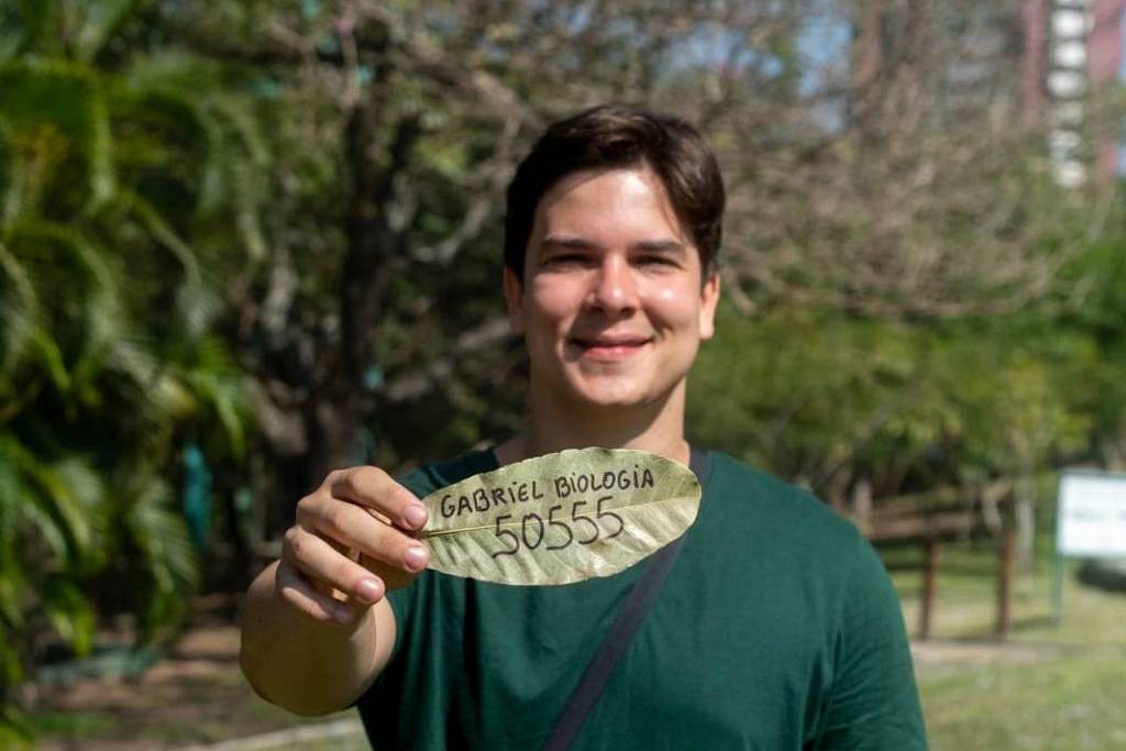 Vereador vence eleição em Fortaleza com ‘santinhos’ feitos de folha seca