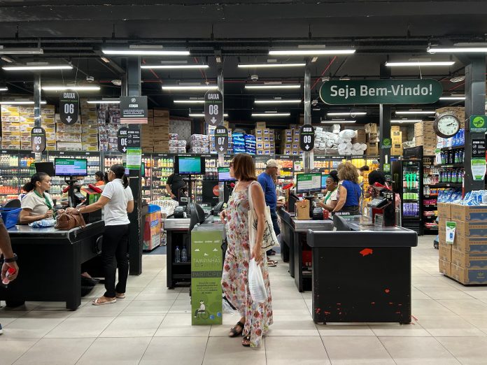 Economistas alertam para inflação acima do teto da meta pela 1ª vez no ano