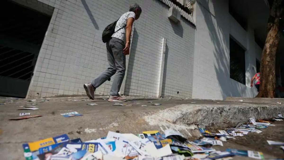 Santinhos jogados em via pública (Paulo Pinto/Agência Brasil)