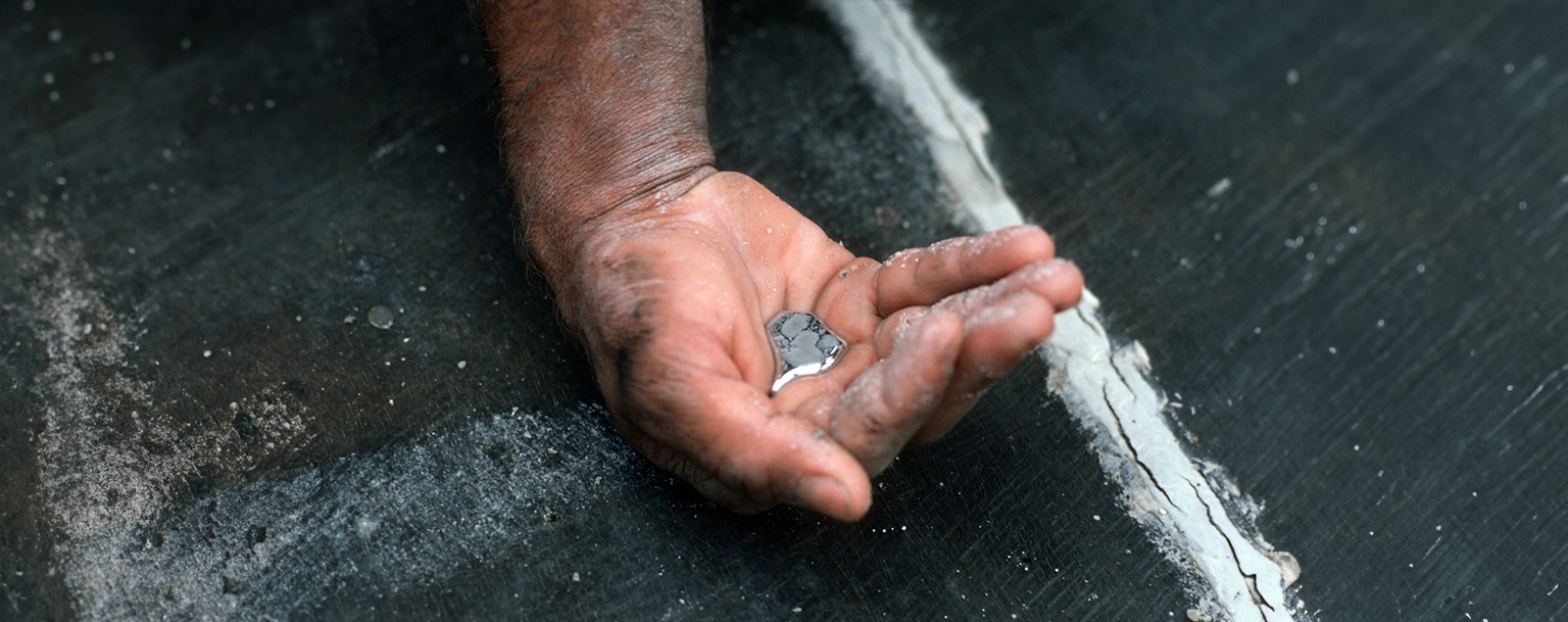 Homem mostra mercúrio nas mãos (Ipen/Divulgação/Arquivo)