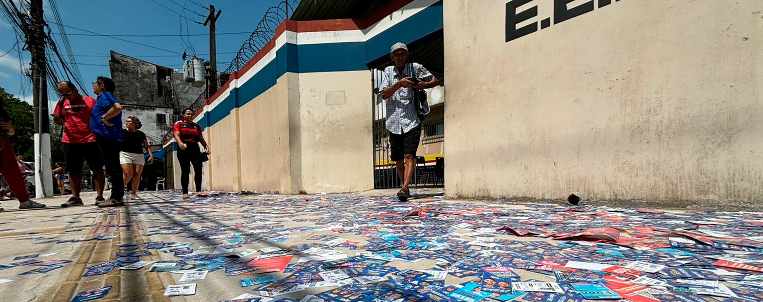 Derrame de santinhos marca manhã de eleição em Belém