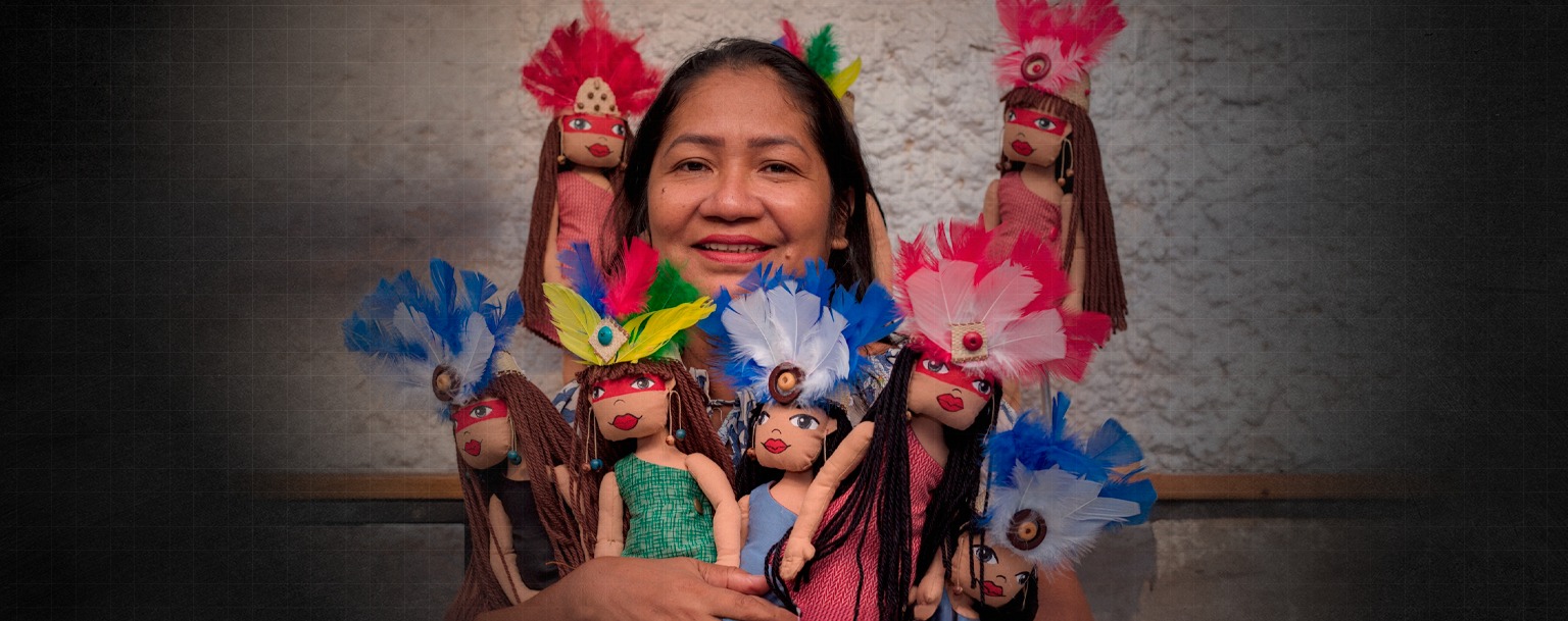 Artesã se inspira na mulher amazonense para criar bonecas de pano