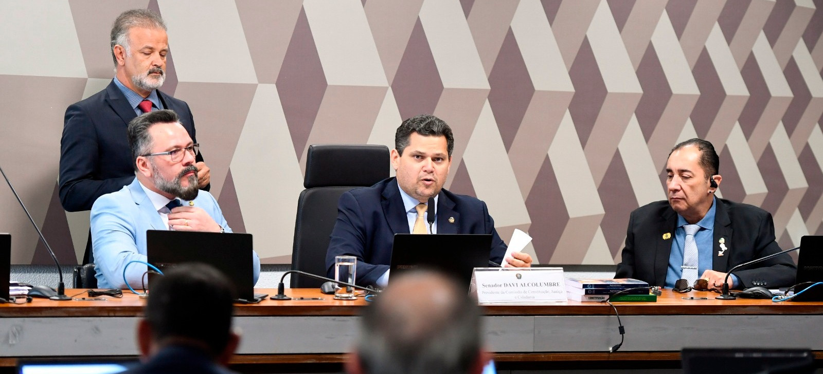 CCJ aprova porte de arma de fogo para oficiais de justiça