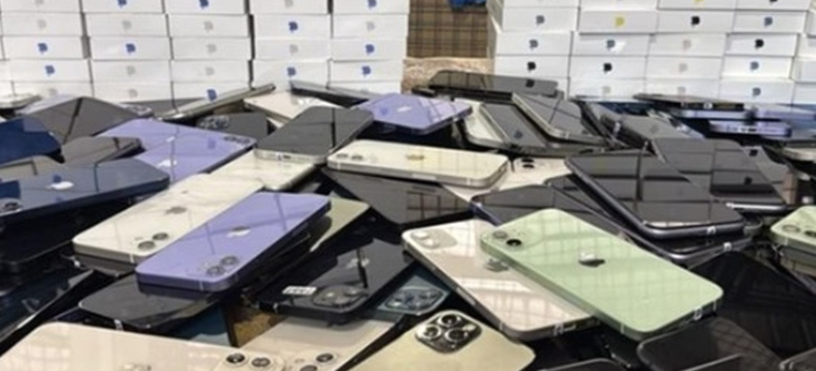 PF prende duas pessoas com carga milionária de celulares