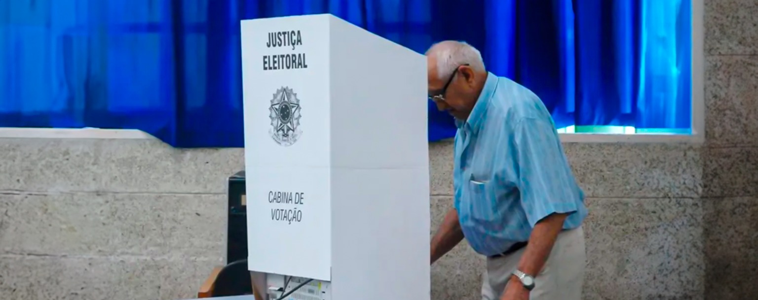 Eleitor vota em urna eletrônica (Reprodução/TSE)