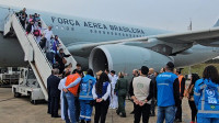 Avião de repatriação da FAB chega ao Brasil com 221 brasileiros e um pet