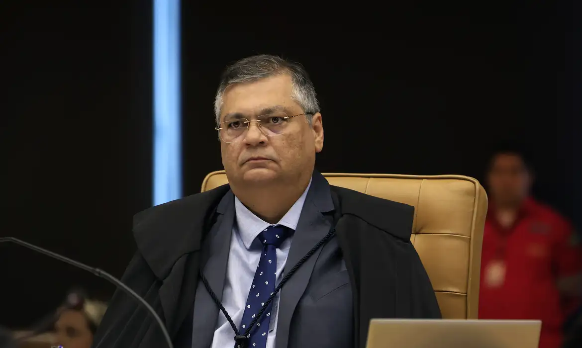 Ministro Dino ordena recolhimento de livros acadêmicos com teor discriminatório