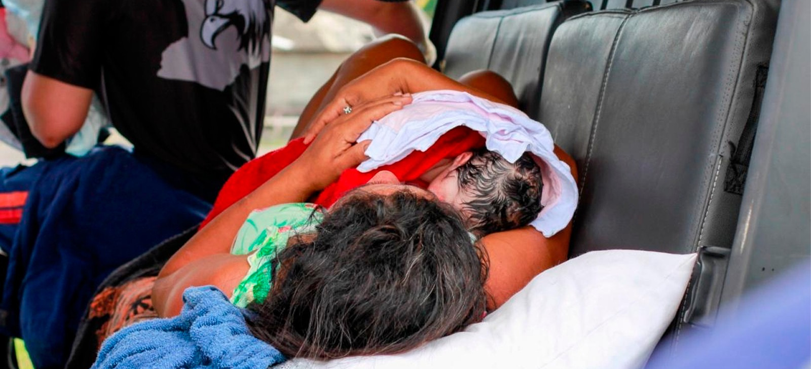 Mulher dá à luz dentro de helicóptero de resgate em Manaus