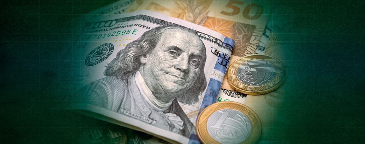 Cédula do dólar americano sobre o real brasileiro (Rafastockbr/Shutterstock.com)