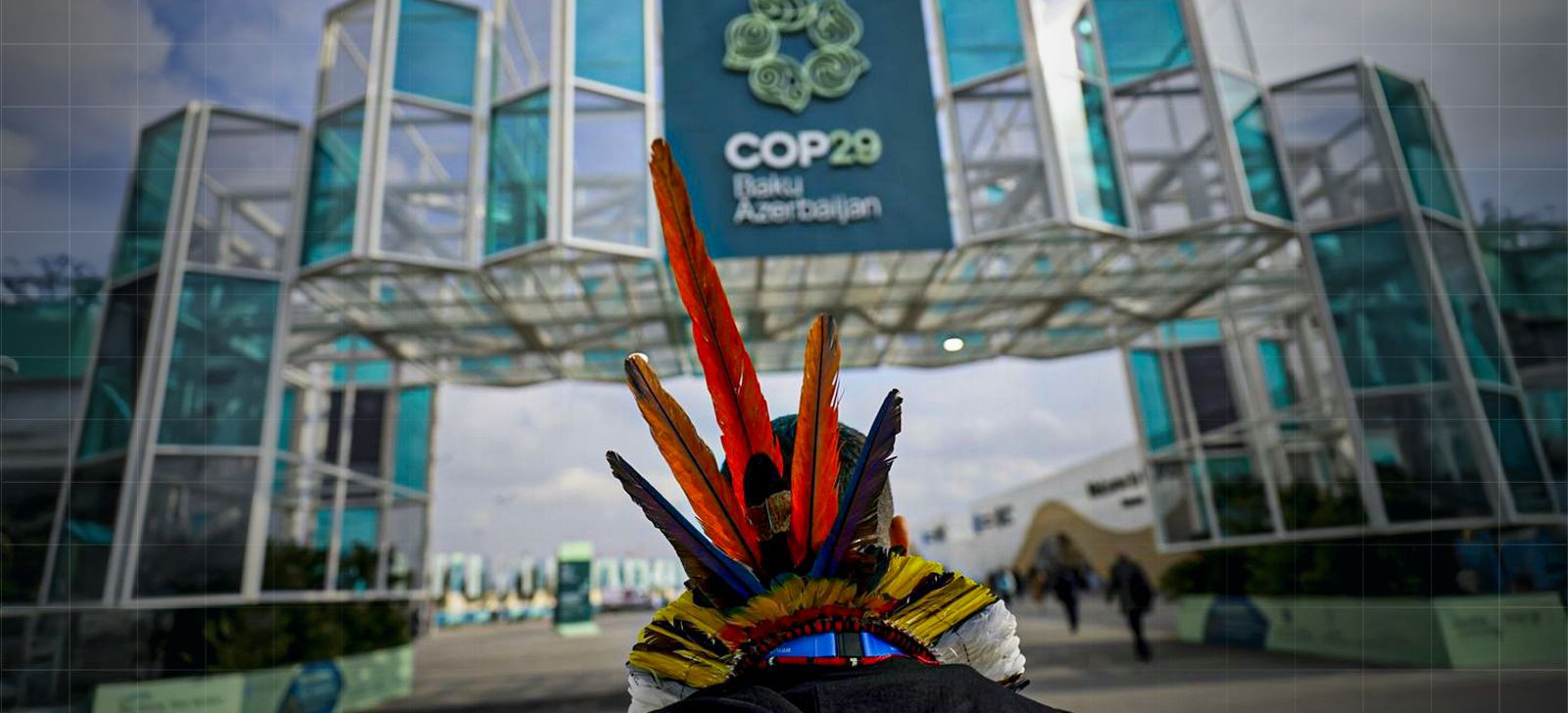 Indígena em frente ao local onde é realizada a COP29, no Azerbaijão (Reprodução/Apex Brasil)