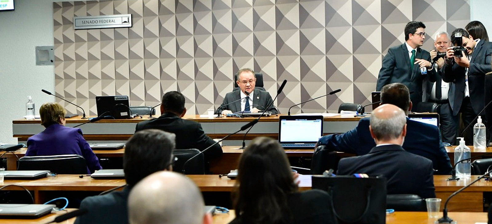 Senado adia votação de projeto que protege criança em ambiente digital