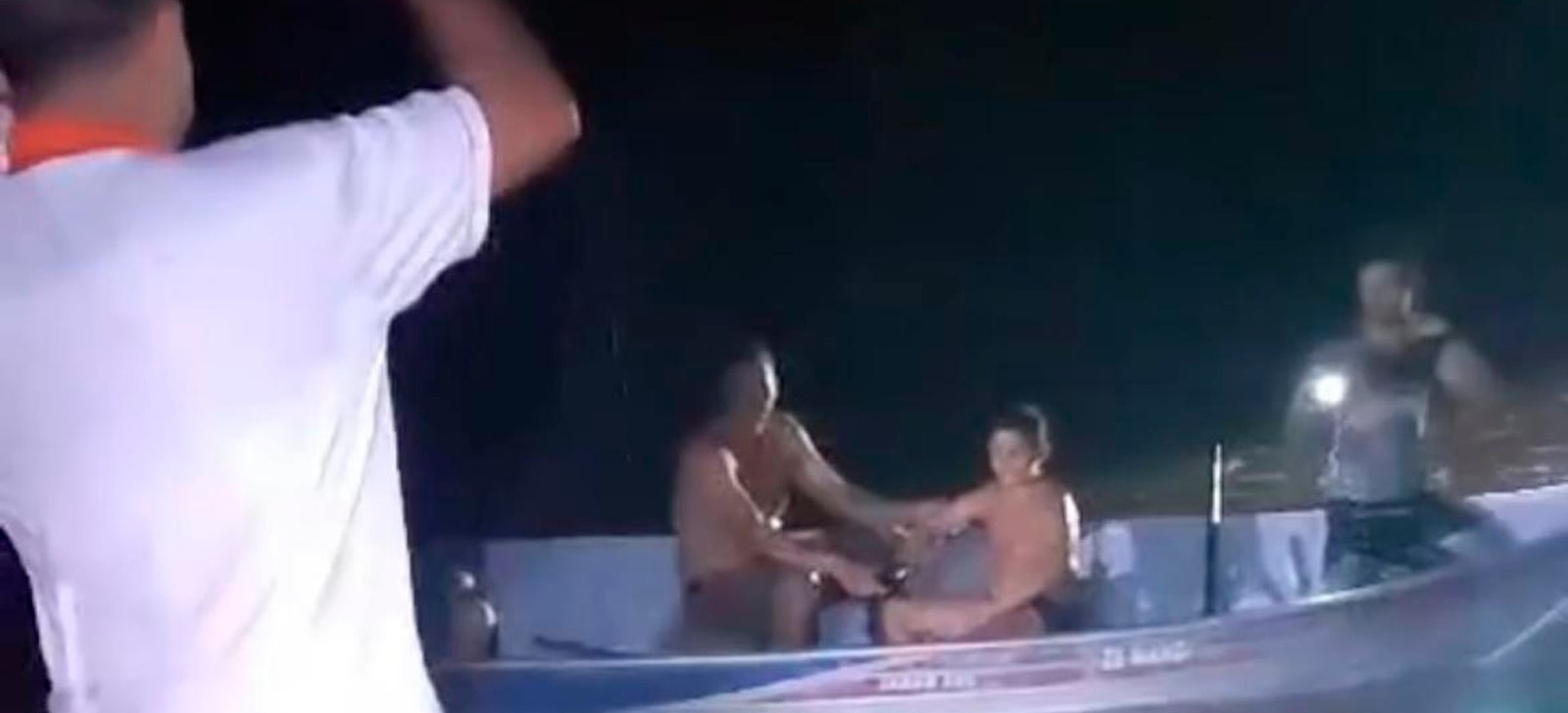 Adolescente é resgatado por moradores após ser levado por correnteza em RO