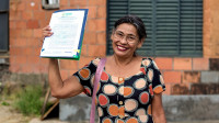 No AM, famílias recebem títulos definitivos de imóveis após 14 anos de espera
