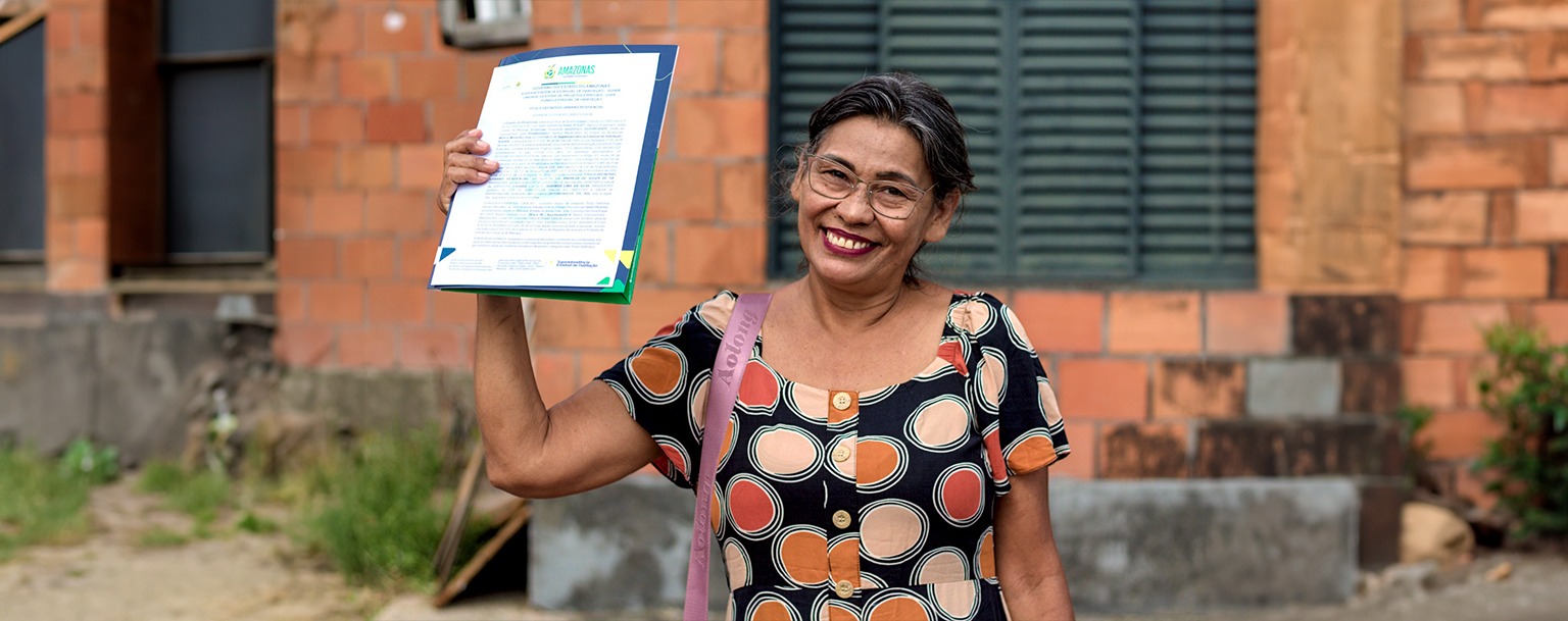 No AM, famílias recebem títulos definitivos de imóveis após 14 anos de espera