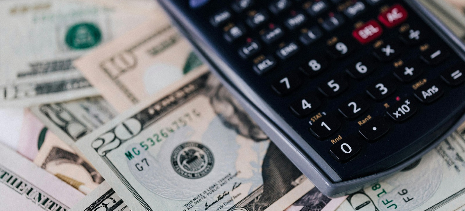 Dólar fecha acima de R$ 6 pela primeira vez na história