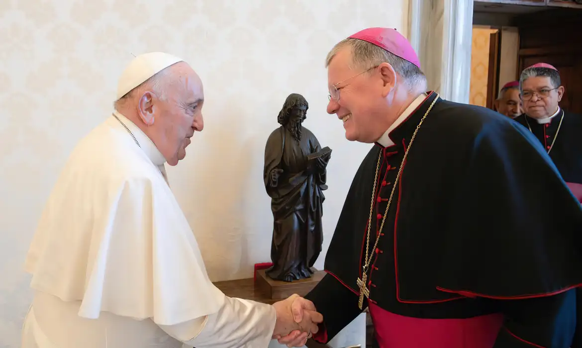 Papa Francisco cumprimentando Jaime Spengler (Vaticano/Divulgação)