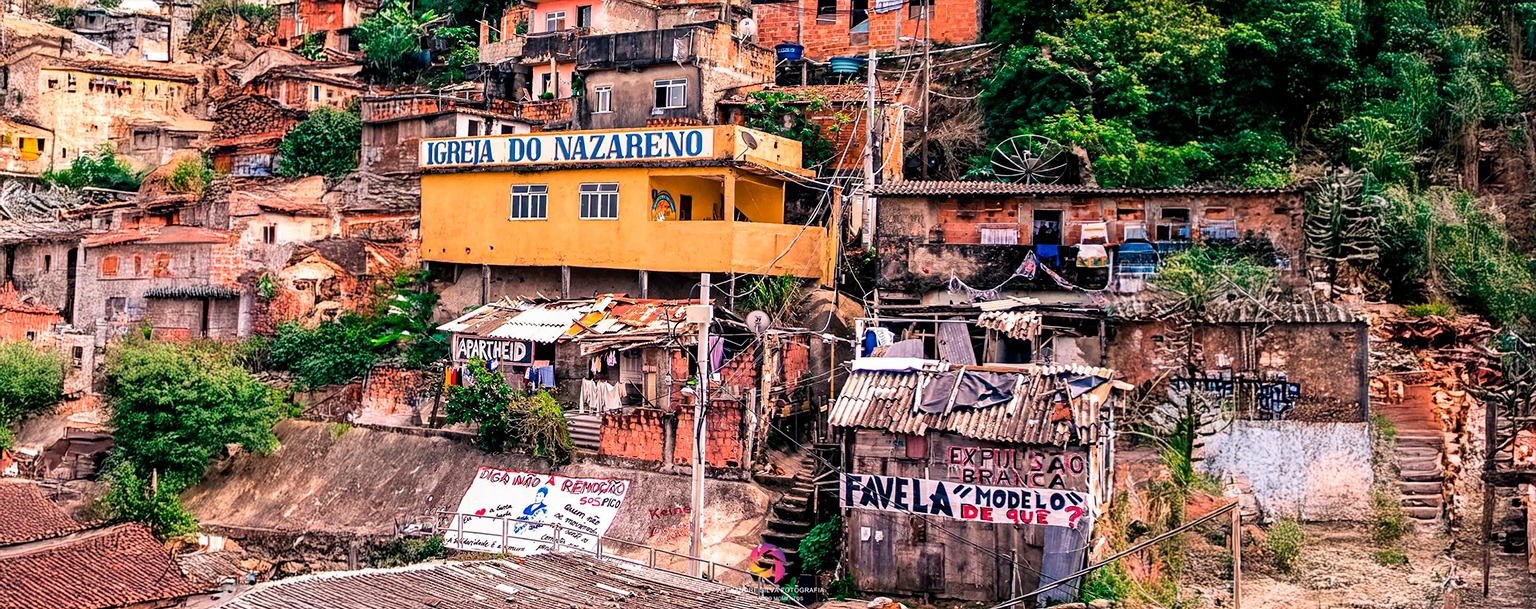 Igreja na favela de Santa Marta (@xandaofotografo (Instagram))