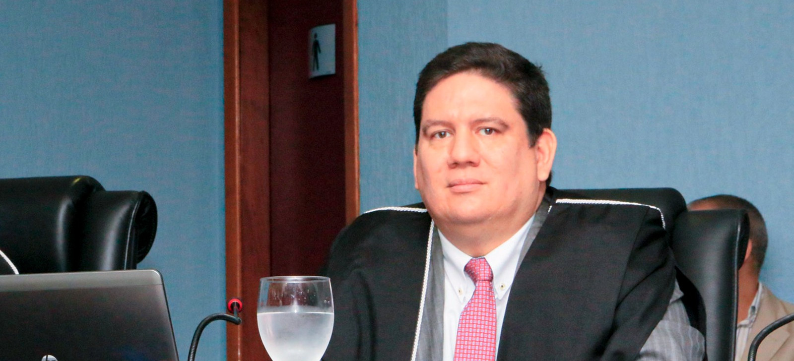 TCE-AM afasta conselheiro Ari Moutinho Jr., réu no STJ por ameaça