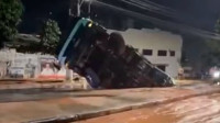 Caminhão cai em cratera formada após adutora se romper em Manaus