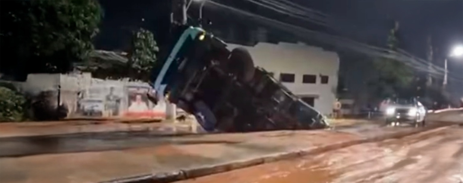 Caminhão caiu em cratera na noite dessa terça-feira, 11 (Reprodução)