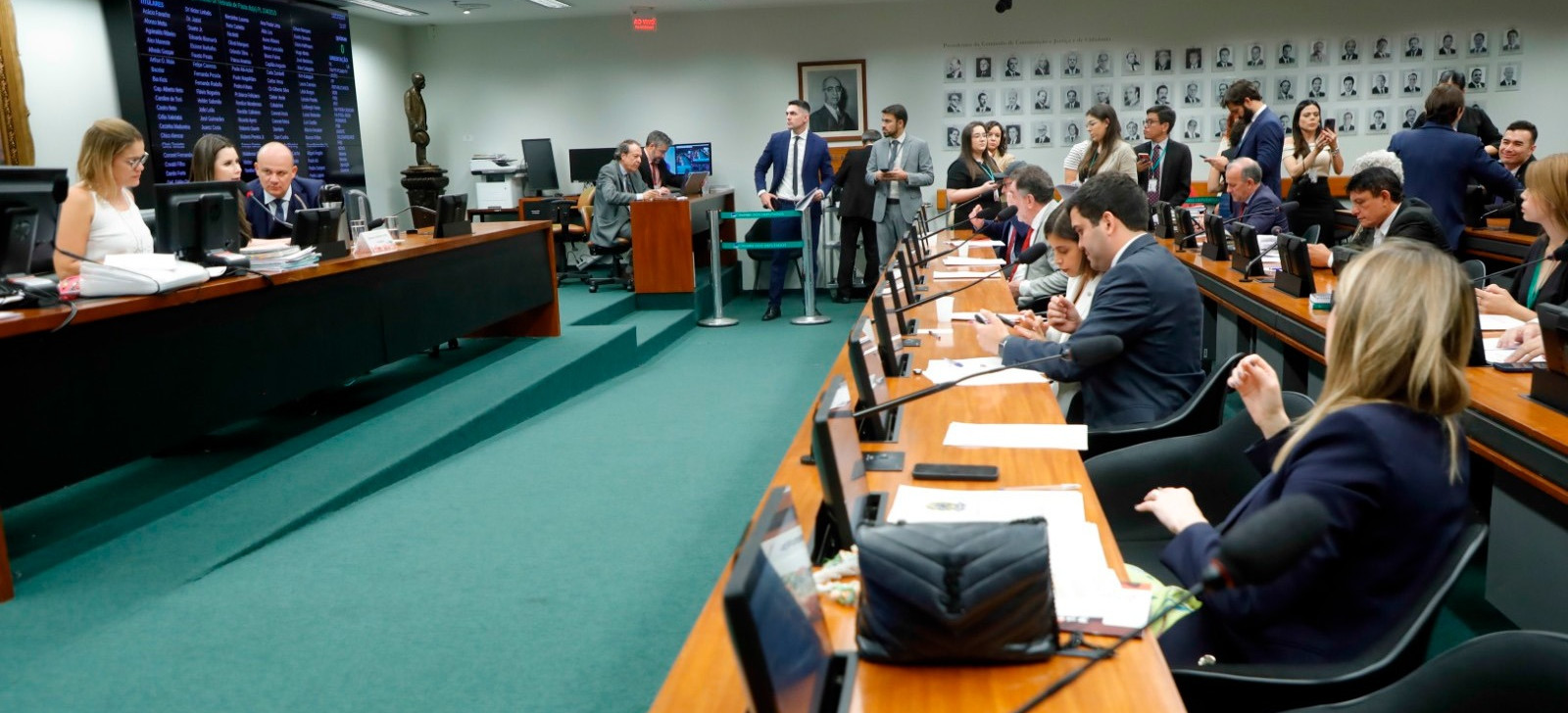 CCJ da Câmara aprova projeto que proíbe uso de celular em escolas