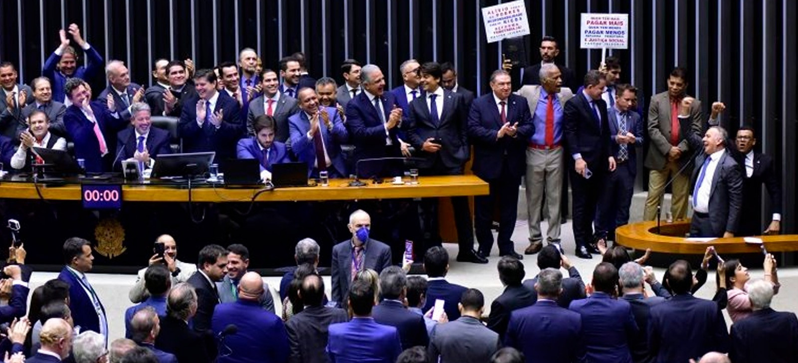 Deputados discutem mudar texto e concluir Reforma Tributária na próxima semana