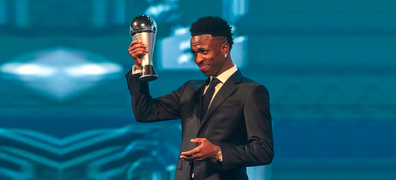 ‘Parecia impossível’, diz Vini Jr. ao ser eleito melhor jogador do mundo