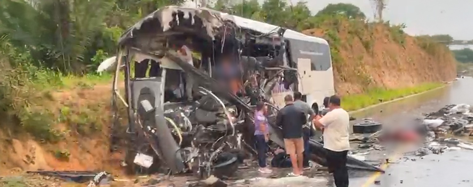 Acidente entre ônibus e carreta na AM-010 deixa mortos e feridos
