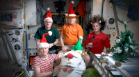 Presos no espaço, astronautas da Nasa celebram Natal na Estação Espacial