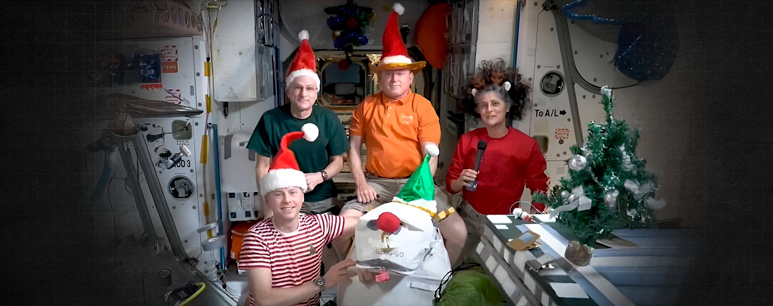 Presos no espaço, astronautas da Nasa celebram Natal na Estação Espacial