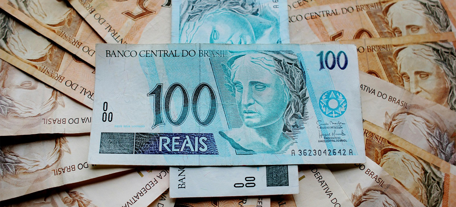 Salário mínimo aumenta R$ 106 e chega a R$ 1.518 a partir de janeiro