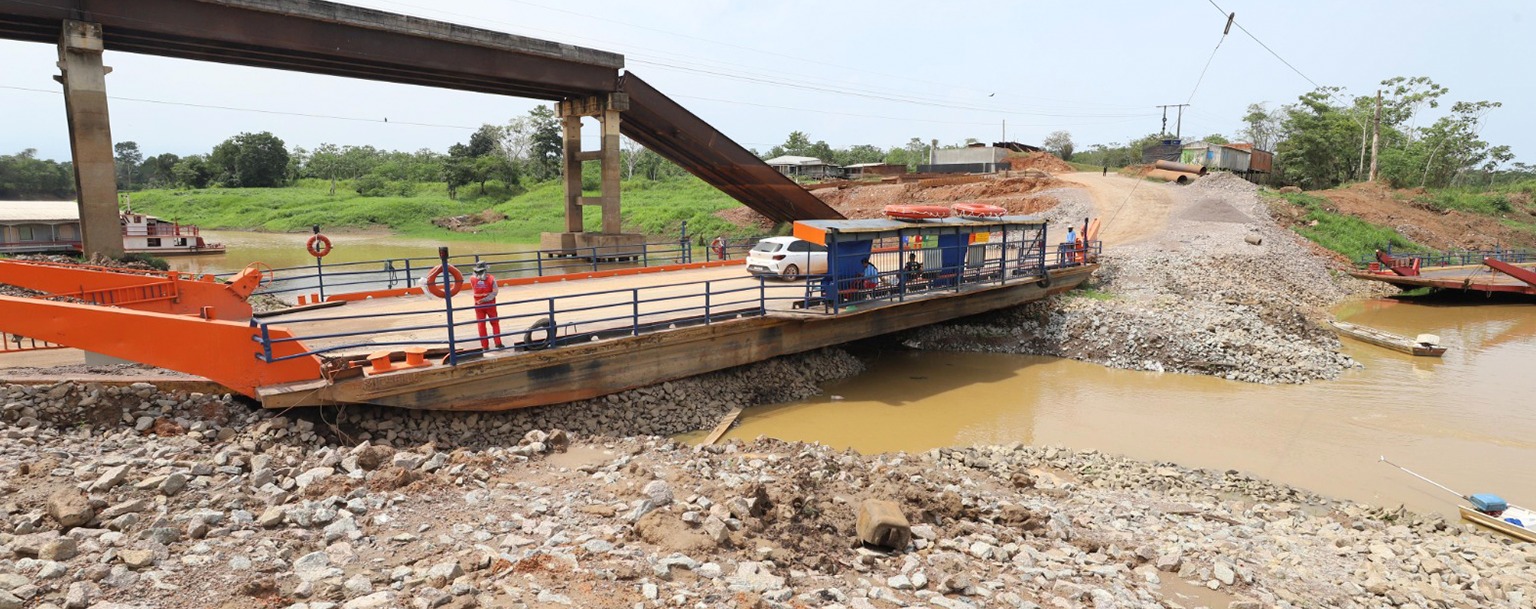 Ponte colapsada e balsa usada para travessia temporária em trecho da BR-319 (Márcio Silva/DPE-AM)