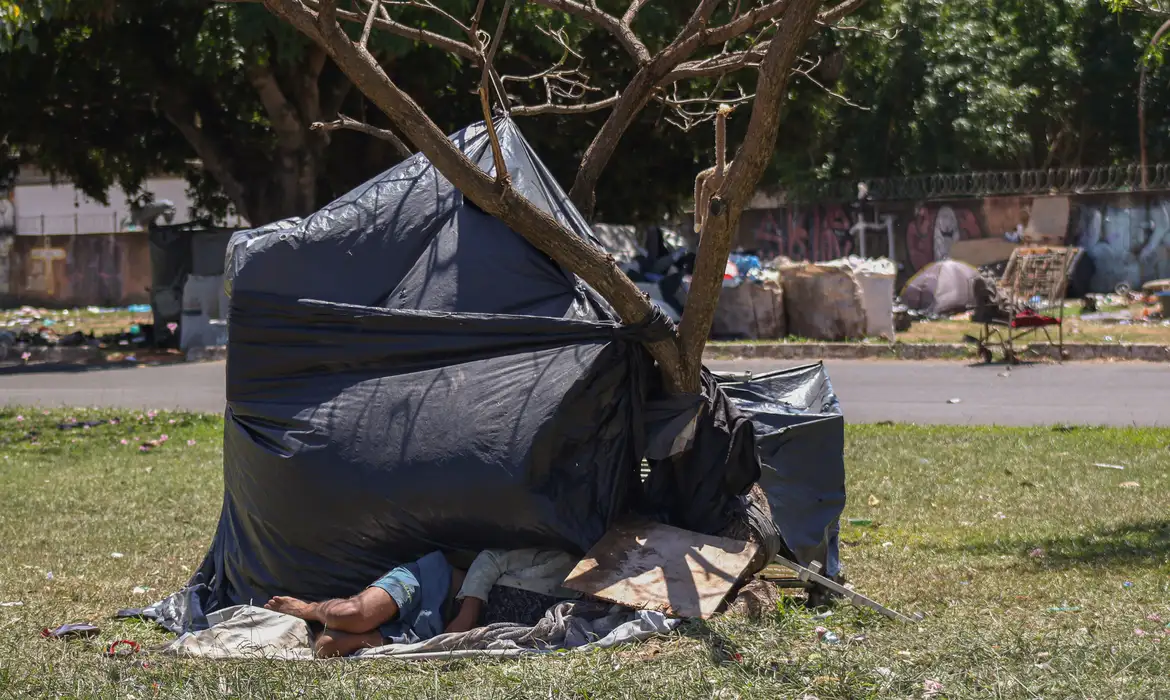 De acordo com a UFMG, mais de 327 mil viviam nesta situação em 2024 (José Cruz/Agência Brasil)