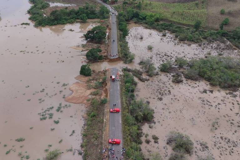 Três pessoas morrem após rodovia ceder em Sergipe