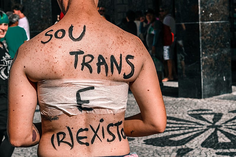 Trans em manifestação LGBTQIAPN+ (Giorgia Prates)
