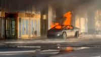 Carro da Tesla explode e deixa um morto em frente a hotel de Trump