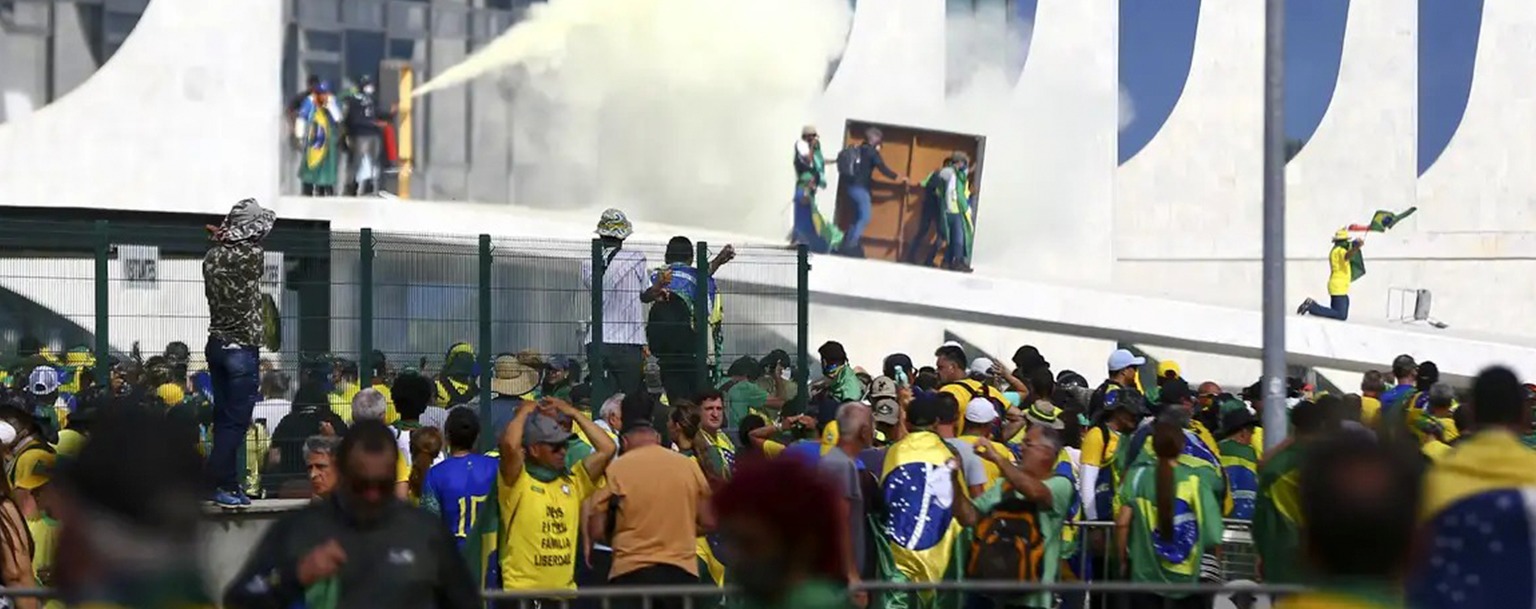 ‘Abraço à democracia’ marca dois anos de ataque aos Três Poderes