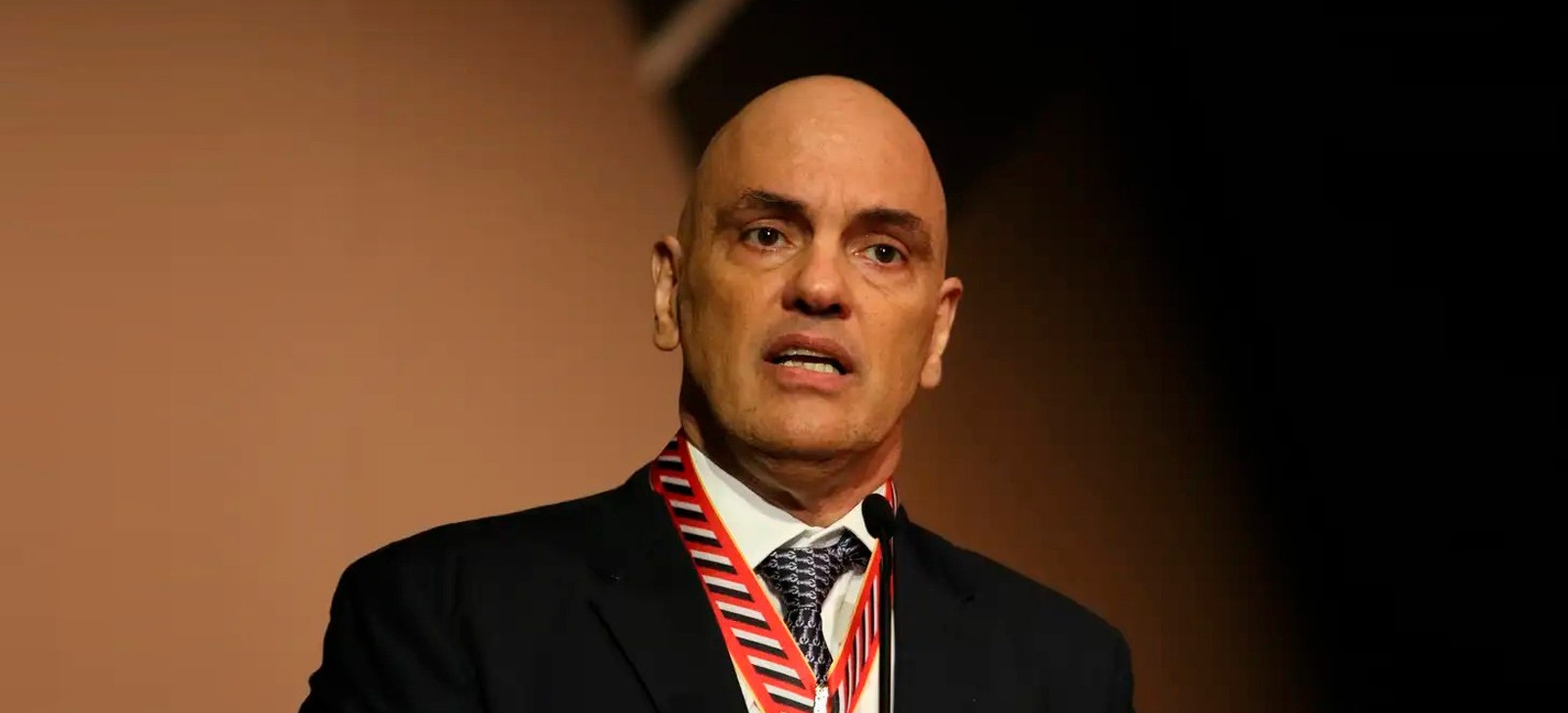 Moraes condiciona operação de redes sociais no Brasil ao respeito às leis