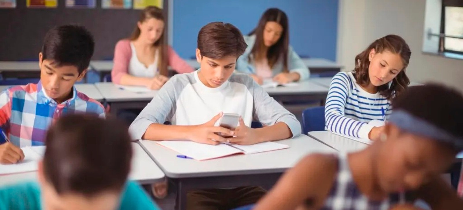 Lula deve sancionar lei que proíbe uso de celulares em escolas