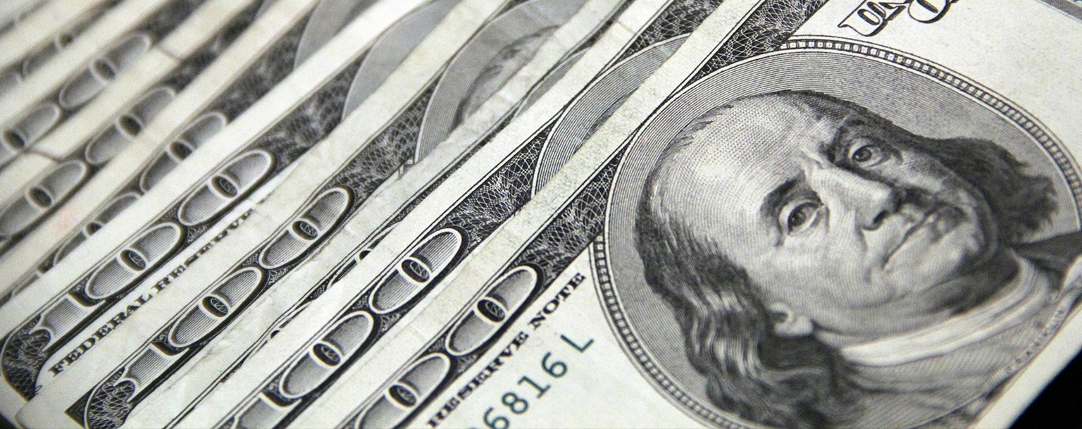 Dólar cai e atinge menor valor em mais de um mês com R$ 6,02