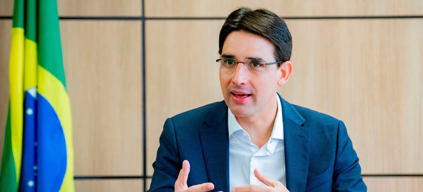 Fusão entre companhias aéreas pode reduzir preço de passagem, diz ministro