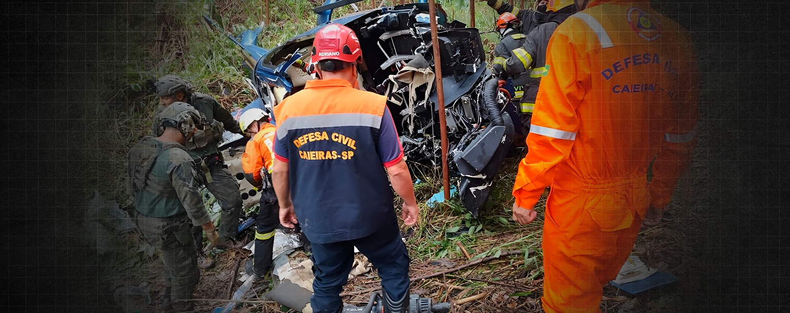 Helicóptero caiu em Caieiras, na Grande São Paulo, e deixou duas pessoas mortas - (Divulgação/Defesa Civil)
