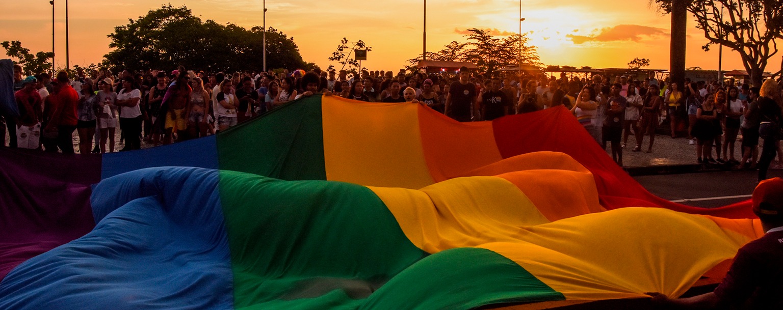 Pessoas de LGBTQIAPN+ em ato na Ponta Negra, em Manaus (ManausCult)